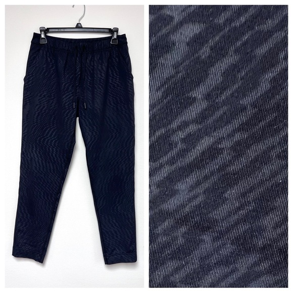 Lululemon Jet Crop Slim Luxtreme Shifted Horizon Embossed Black Jogger Pants - Picture 1 of 14